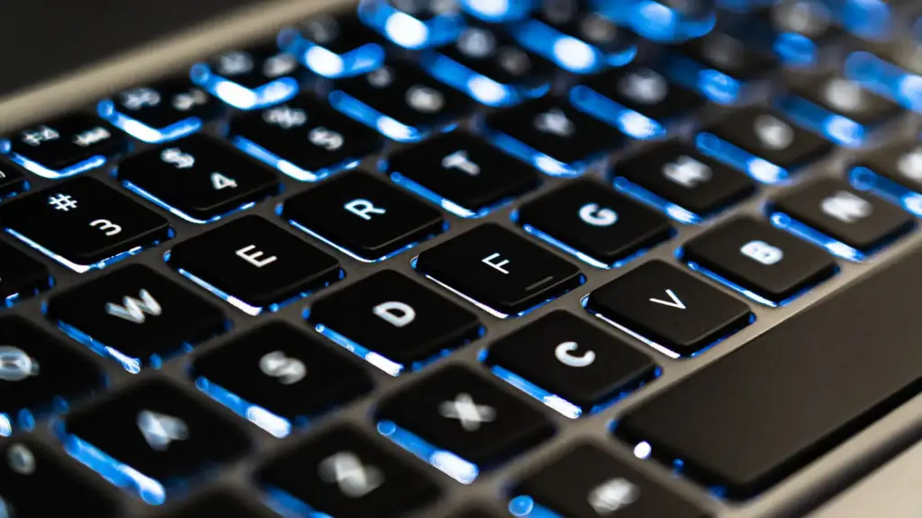 Beleuchtete Laptop-Tastatur in Nahaufnahme – Windows Basics und Tastenkombinationen
