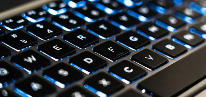 Beleuchtete Laptop-Tastatur in Nahaufnahme – Windows Basics und Tastenkombinationen