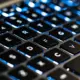 Beleuchtete Laptop-Tastatur in Nahaufnahme – Windows Basics und Tastenkombinationen