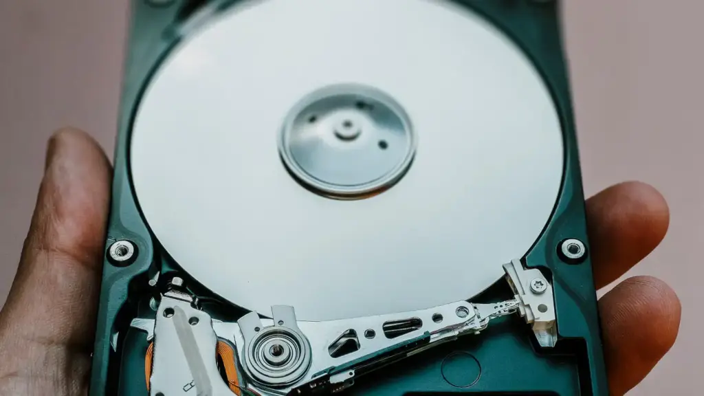 Geöffnete Festplatte in einer Hand – Datenträger, Dateisysteme und Speicherplatz unter Windows verwalten