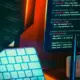 Arbeitsplatz mit mehreren Bildschirmen und beleuchteter Tastatur – Windows für Fortgeschrittene mit PowerShell und Automatisierung