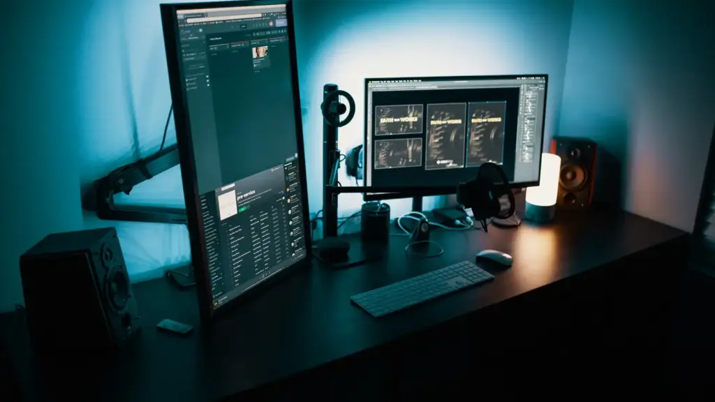 Schreibtisch mit zwei Monitoren und Tastatur – Fenster-Management unter Windows für normale Nutzer