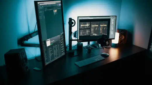 Schreibtisch mit zwei Monitoren und Tastatur – Fenster-Management unter Windows für normale Nutzer