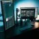 Schreibtisch mit zwei Monitoren und Tastatur – Fenster-Management unter Windows für normale Nutzer