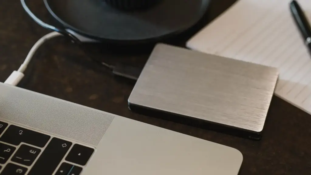 Externe Festplatte per USB-Kabel an einem Laptop angeschlossen – Backup unter Windows