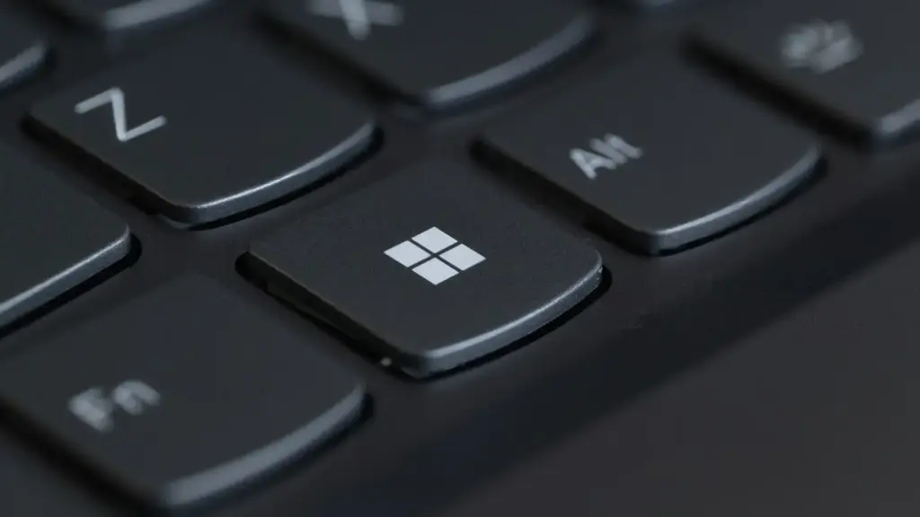 Nahaufnahme einer Tastatur mit der Windows-Taste im Fokus – Windows Grundlagen für Anfänger