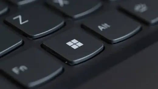 Nahaufnahme einer Tastatur mit der Windows-Taste im Fokus – Windows Grundlagen für Anfänger