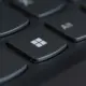 Nahaufnahme einer Tastatur mit der Windows-Taste im Fokus – Windows Grundlagen für Anfänger