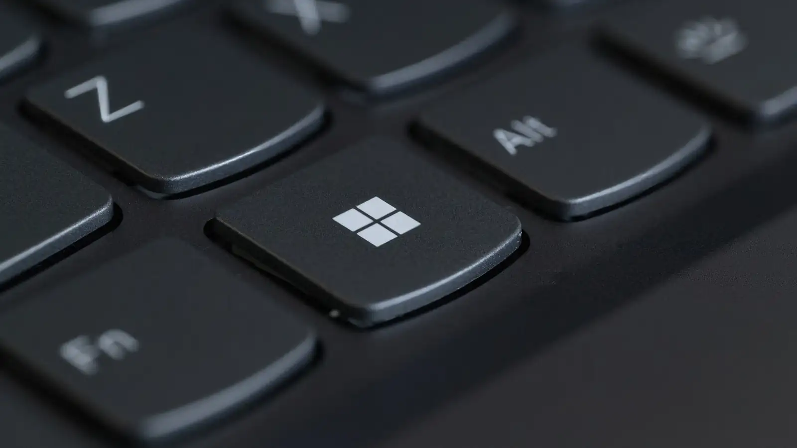 Nahaufnahme einer Tastatur mit der Windows-Taste im Fokus – Windows Grundlagen für Anfänger