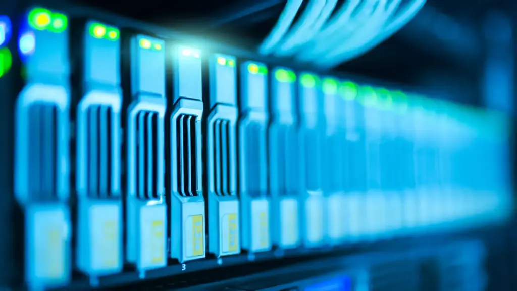 Server-Rack mit blau beleuchteten Einschüben – Virtualisierung, WSL und Homelab unter Windows