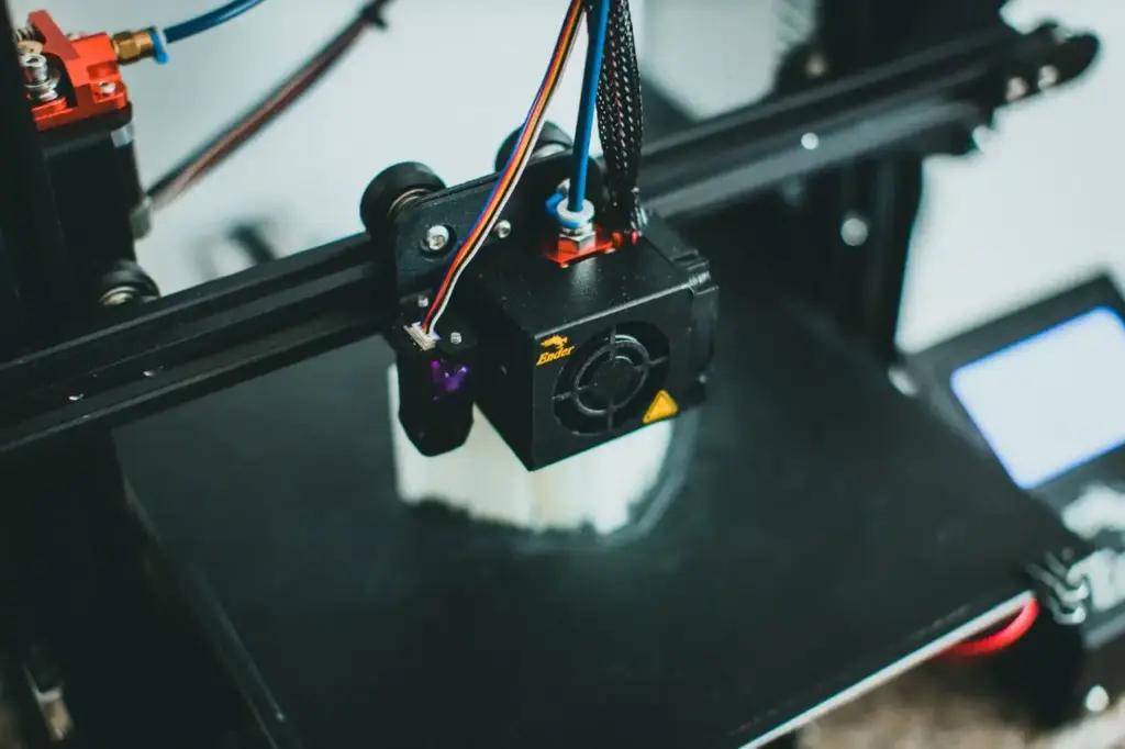 3D-Drucker beim Druck eines Bauteils mit sichtbarer Bauteilkühlung