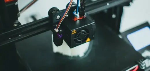 3D-Drucker beim Druck eines Bauteils mit sichtbarer Bauteilkühlung