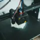 3D-Drucker beim Druck eines Bauteils mit sichtbarer Bauteilkühlung