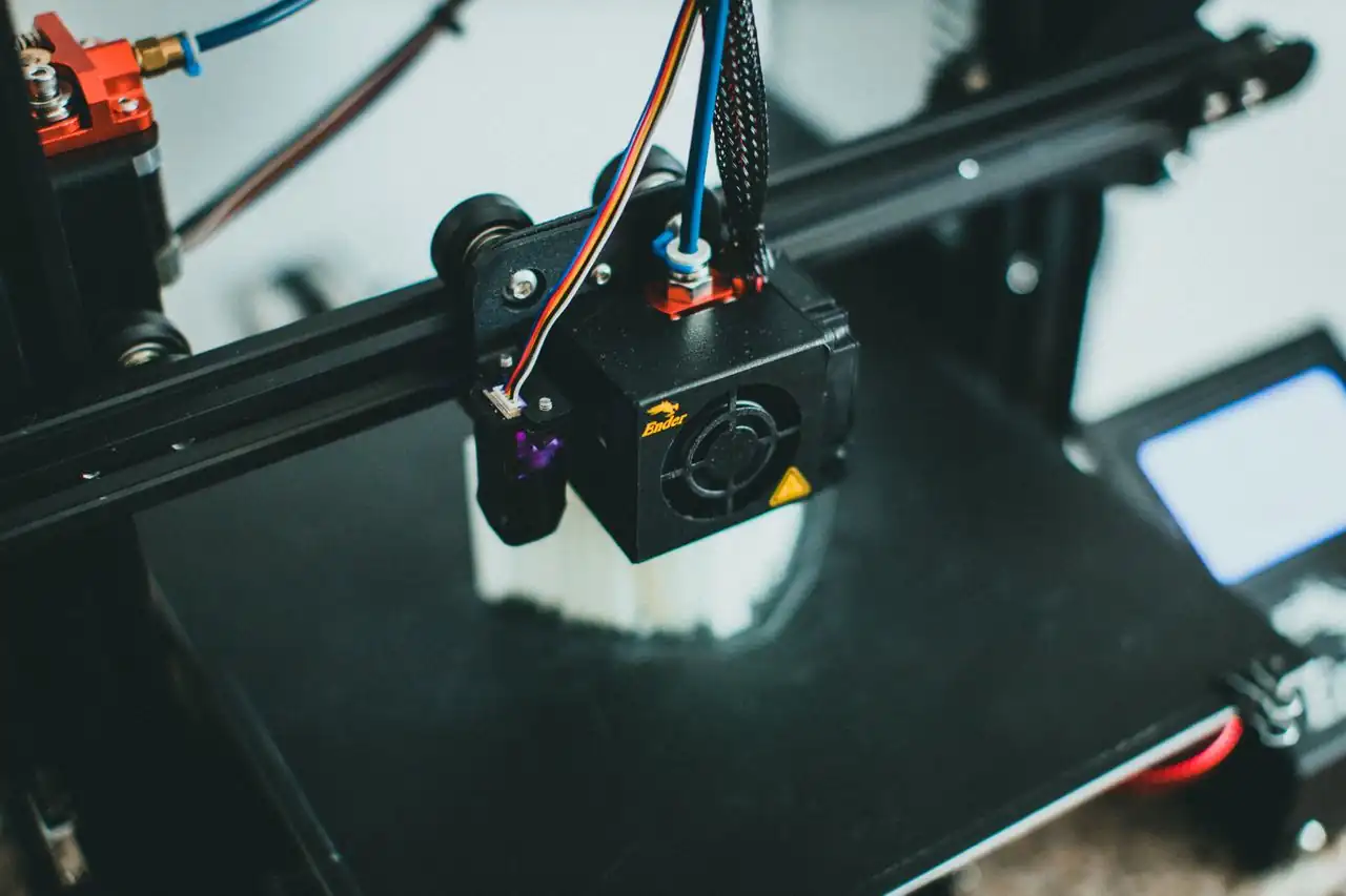 3D-Drucker beim Druck eines Bauteils mit sichtbarer Bauteilkühlung
