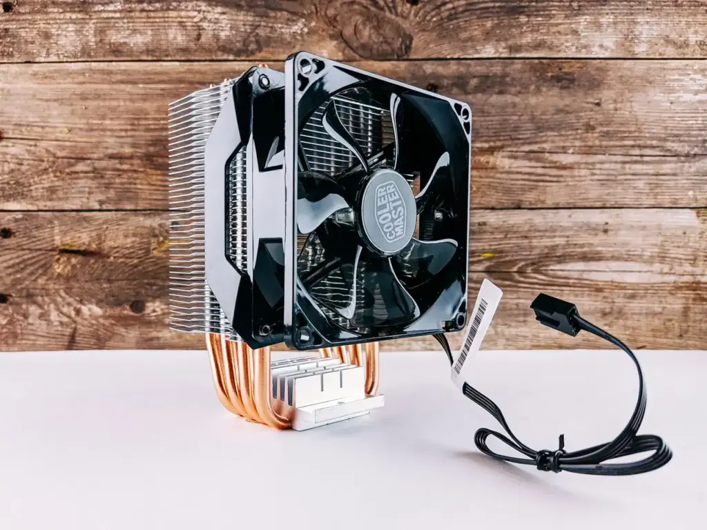 CPU-Kühler mit Lüfter und Kühlkörper in Detailaufnahme