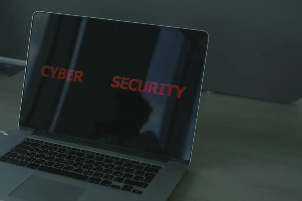 Laptop-Bildschirm in Nahaufnahme mit Sicherheitshinweis – Symbolbild für die Defender-Statusprüfung unter Windows