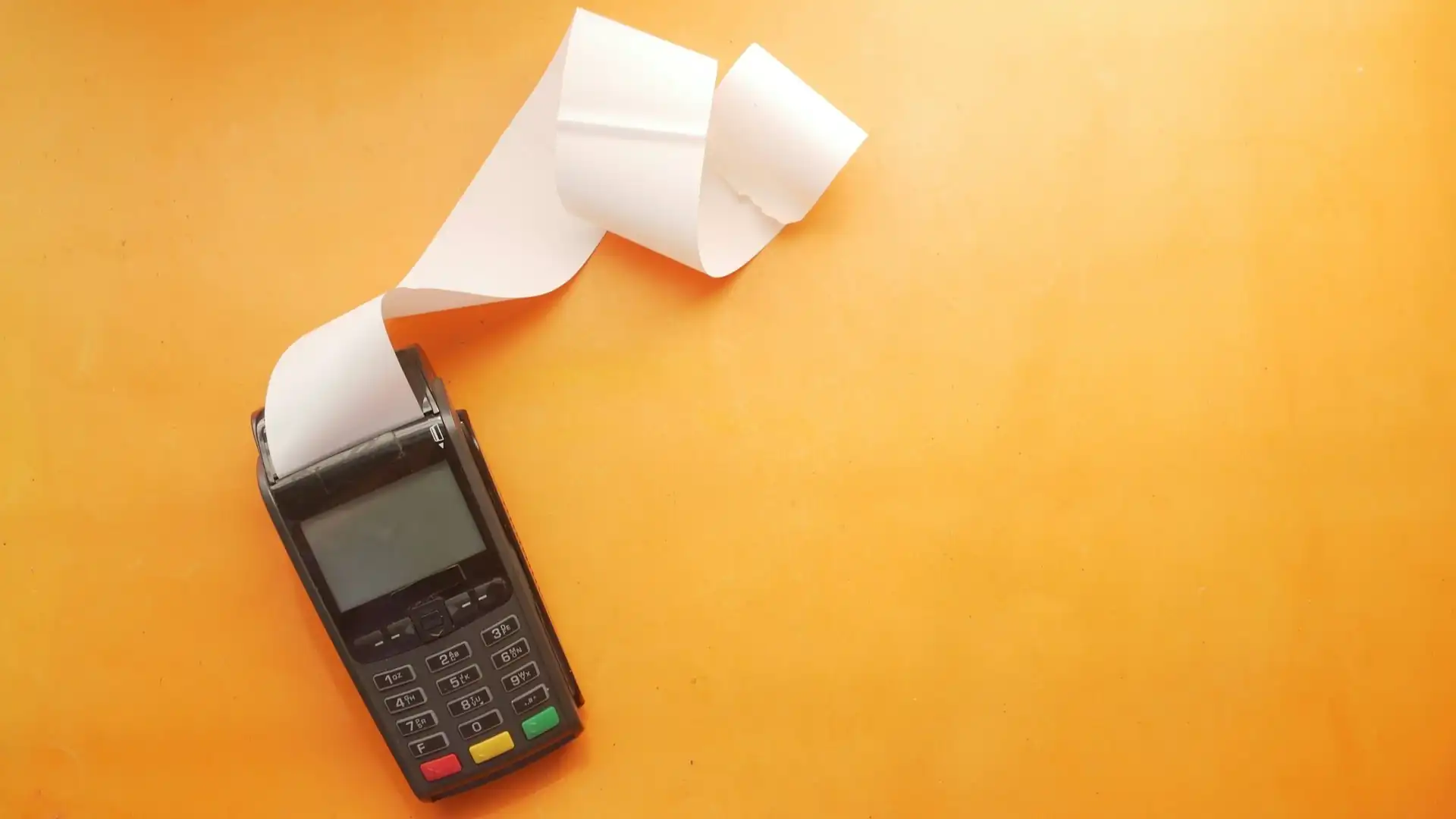 Kartenterminal mit langem Papier-Kassenbon – ab 2028 soll der digitale Kassenbon Standard werden