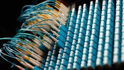 Ordentlich geführte Glasfaser-Patchkabel in einem Patchpanel