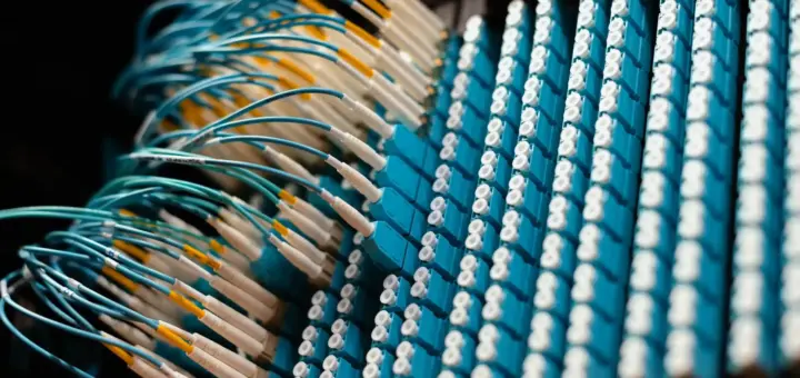 Ordentlich geführte Glasfaser-Patchkabel in einem Patchpanel