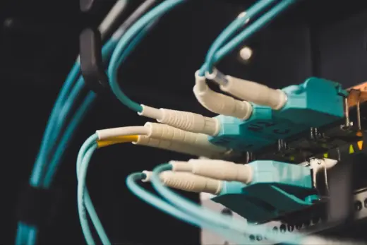 Glasfaserkabel mit Steckverbindern in einem Technikraum
