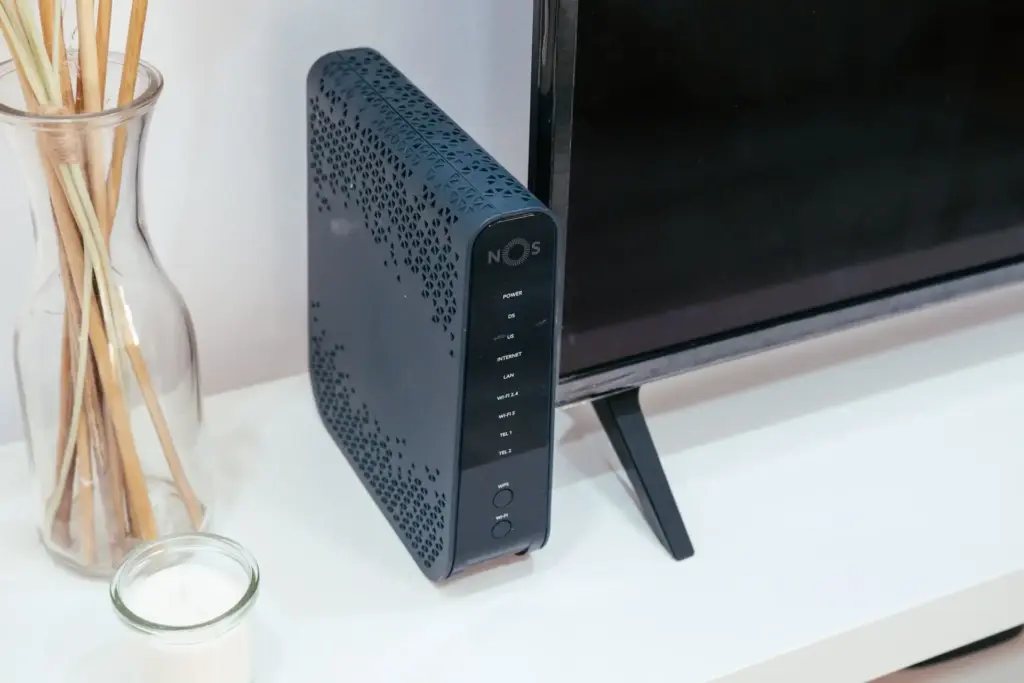 Router und Netzwerktechnik in einem Wohnzimmer neben einem Fernseher