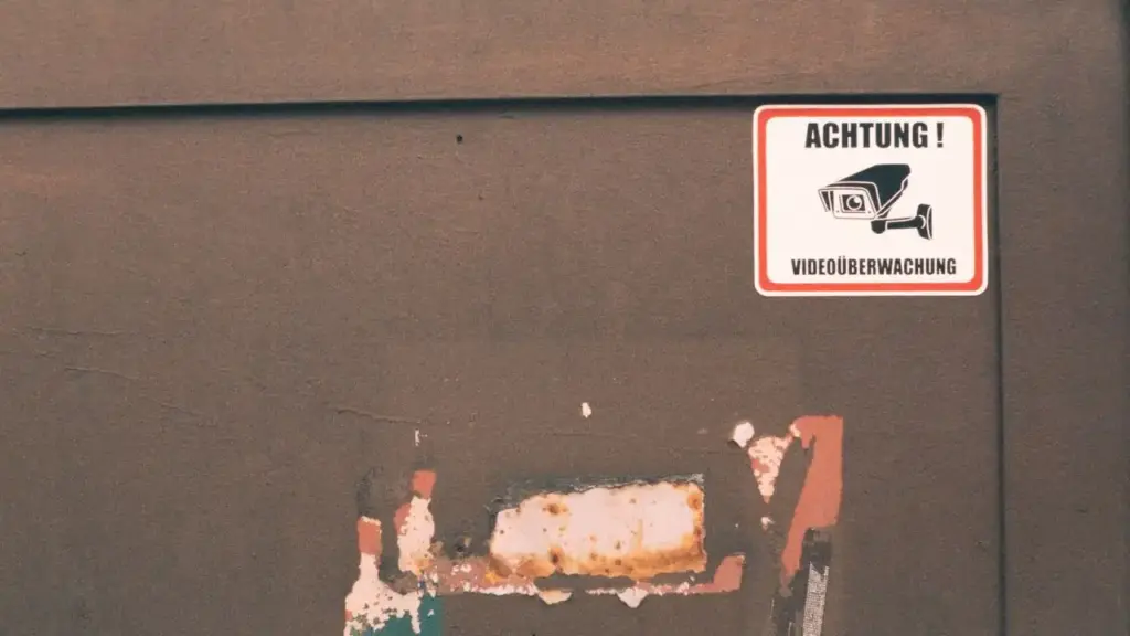 Hinweisschild zur Videoüberwachung an einem Tor