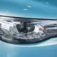 Nahaufnahme eines modernen Autoscheinwerfers mit bläulichem Licht