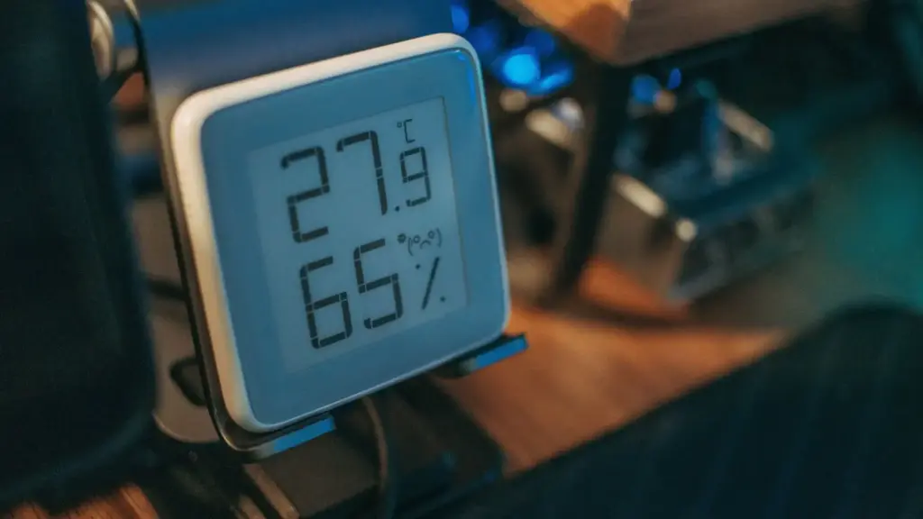Digitales Hygrometer zeigt Temperatur und Luftfeuchtigkeit in einem Wohnraum an