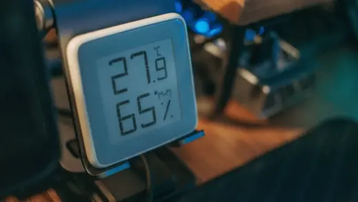 Digitales Hygrometer zeigt Temperatur und Luftfeuchtigkeit in einem Wohnraum an