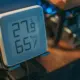 Digitales Hygrometer zeigt Temperatur und Luftfeuchtigkeit in einem Wohnraum an