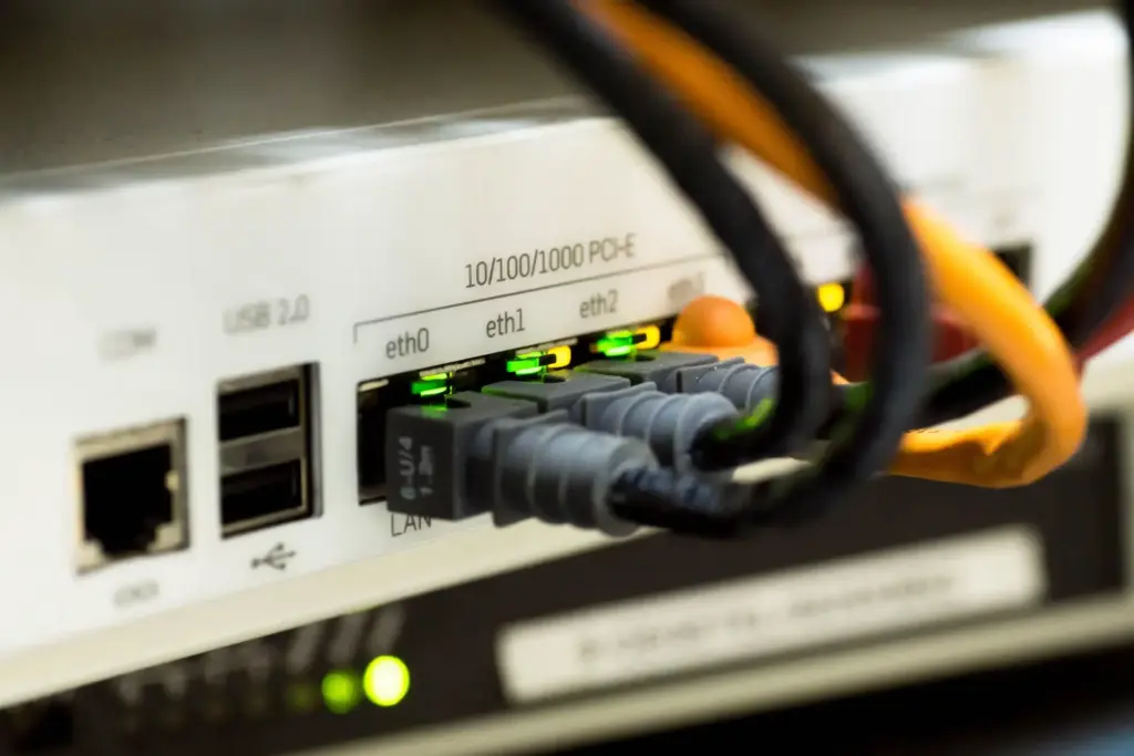Netzwerkkabel an den Anschlüssen eines Routers in Nahaufnahme