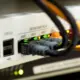 Netzwerkkabel an den Anschlüssen eines Routers in Nahaufnahme