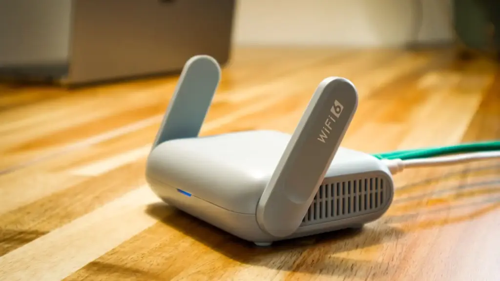 Moderner WLAN-Router mit Antennen auf einem Holzschreibtisch