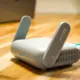 Moderner WLAN-Router mit Antennen auf einem Holzschreibtisch