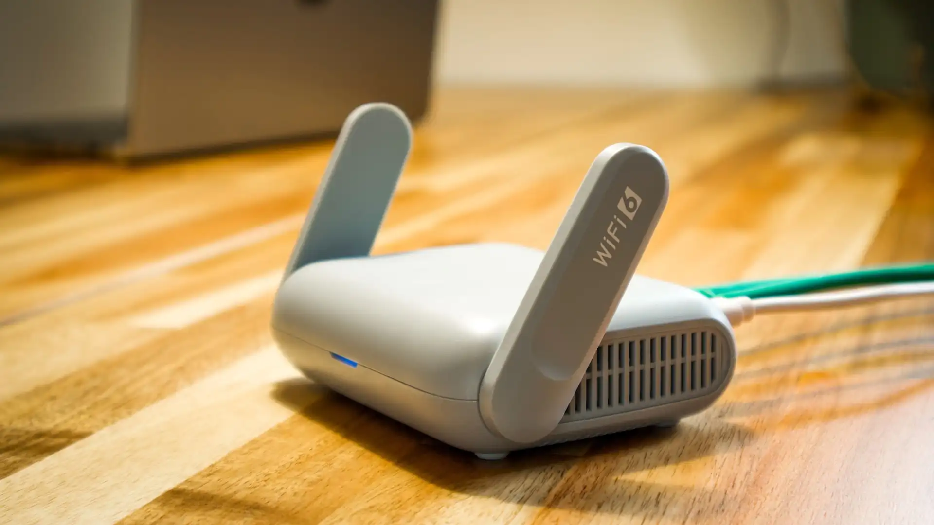 Moderner WLAN-Router mit Antennen auf einem Holzschreibtisch