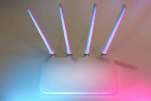 WLAN-Router mit vier Antennen in farbigem Licht
