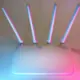 WLAN-Router mit vier Antennen in farbigem Licht