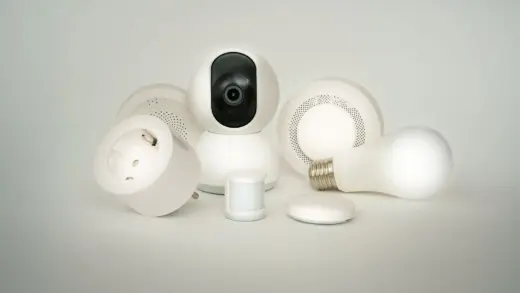 Sammlung von Smart-Home-Geräten und Sensoren auf weißem Hintergrund