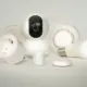 Sammlung von Smart-Home-Geräten und Sensoren auf weißem Hintergrund
