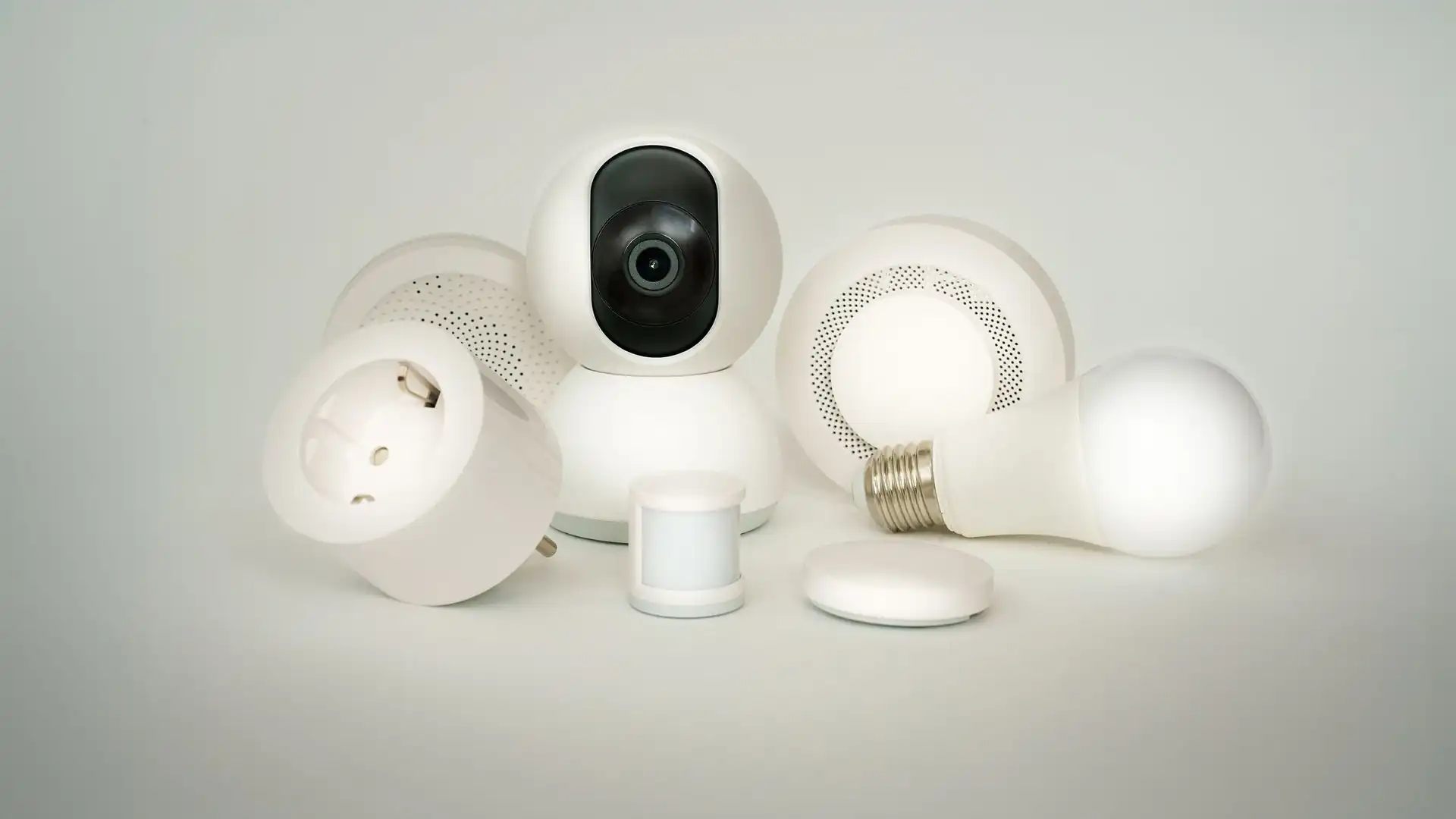 Sammlung von Smart-Home-Geräten und Sensoren auf weißem Hintergrund