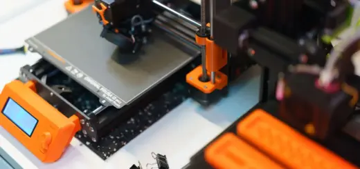Isometrische Ansicht eines 3D-Drucker-Arbeitsplatzes von oben