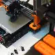 Isometrische Ansicht eines 3D-Drucker-Arbeitsplatzes von oben