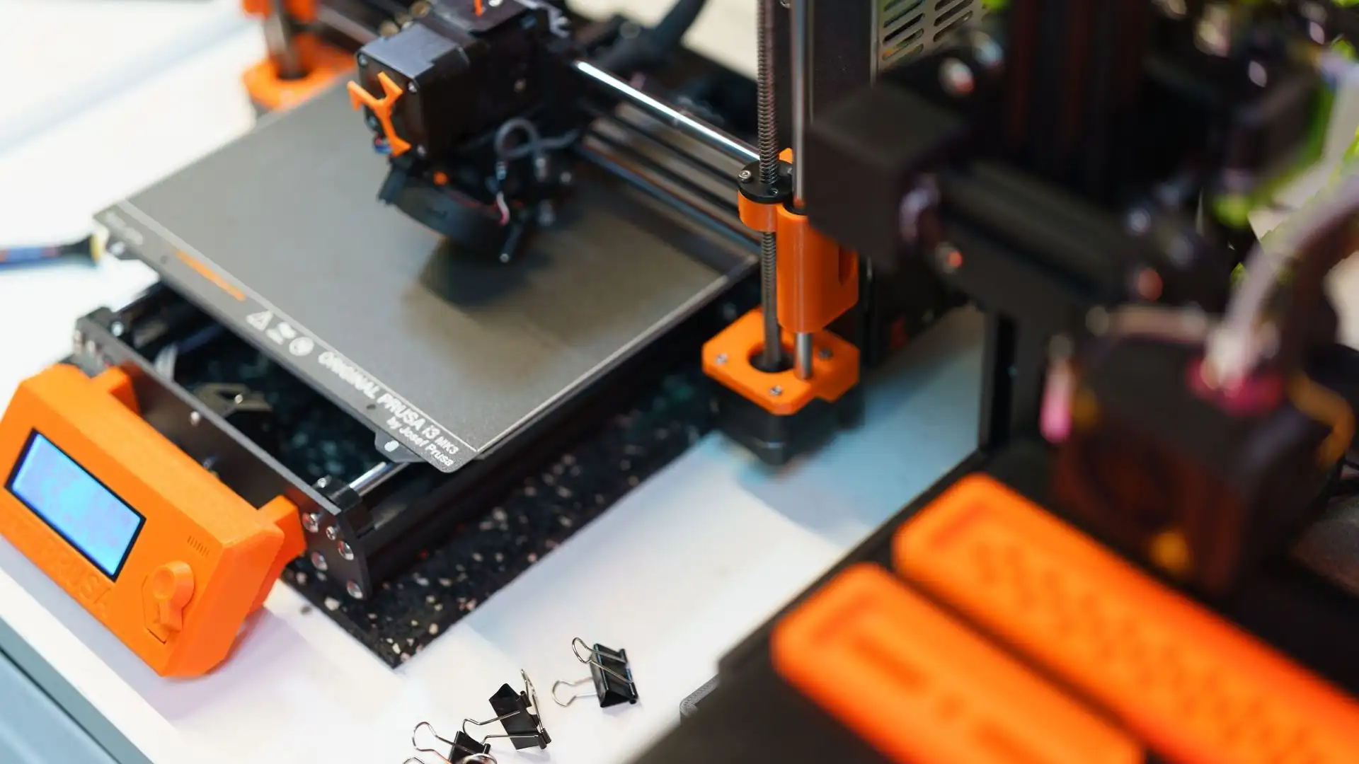 Isometrische Ansicht eines 3D-Drucker-Arbeitsplatzes von oben