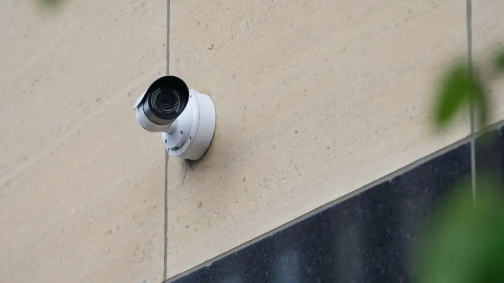 Moderne Überwachungskamera an einer Hauswand im Außenbereich