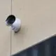 Moderne Überwachungskamera an einer Hauswand im Außenbereich