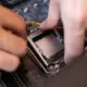 Hände setzen einen Prozessor auf das Mainboard eines PCs