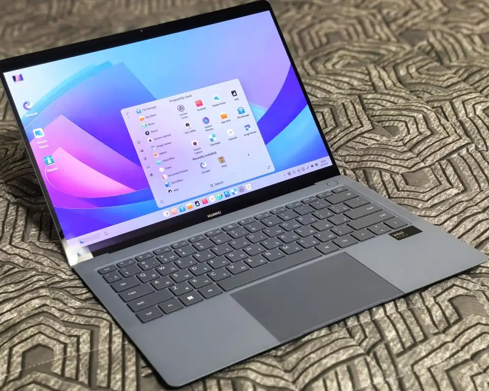 Laptop mit geöffnetem Startmenü – Startmenü-Größe in Windows 11 ändern