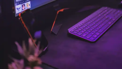 Ultrawide-Monitor mit Tastatur auf einem Schreibtisch – Windows 11 Taskleiste verschieben
