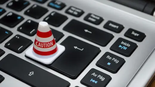 Kleiner weißer Warnkegel auf einer Computertastatur – Symbolbild für den Windows Defender Fehlalarm