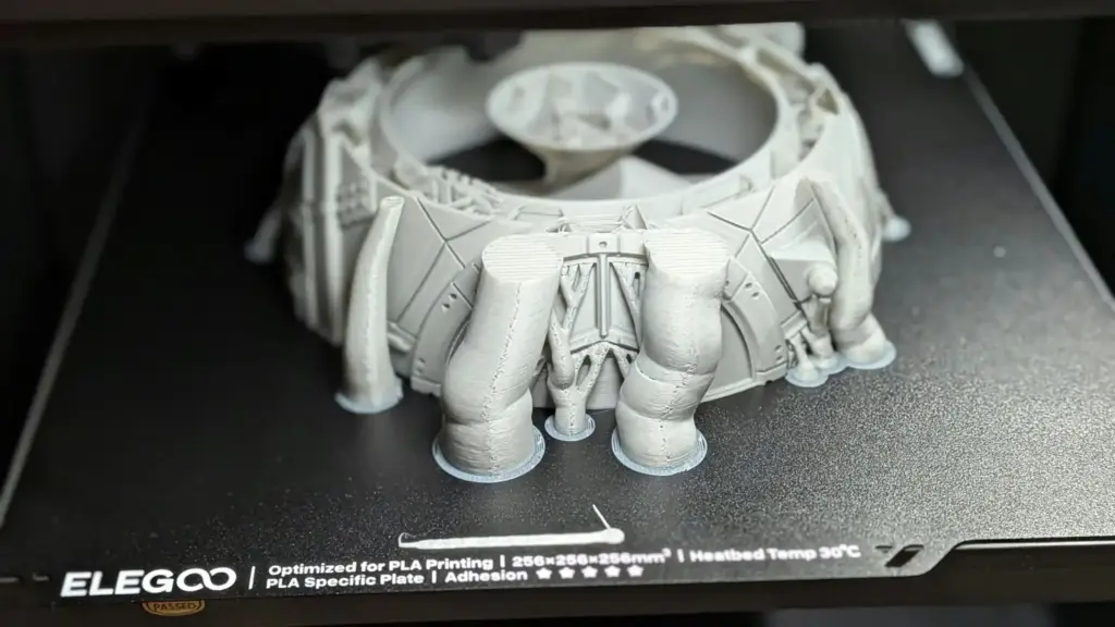 3D-Drucker im Betrieb, der graue Kunststoffteile extrudiert